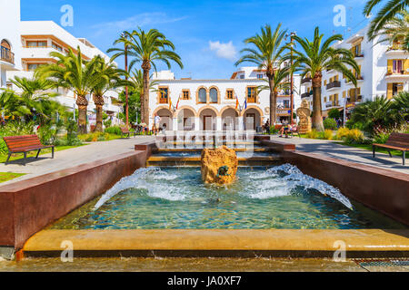 SANTA EULARIA TOWN, isola di Ibiza - Maggio 21, 2017: piazza con la fontana e il palazzo Comunale a Santa Eularia parco comunale sull isola di Ibiza, Spagna.MI Foto Stock