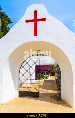 White cancello di ingresso ai giardini di Puig de Missa chiesa di Santa Eularia town, isola di Ibiza, Spagna Foto Stock