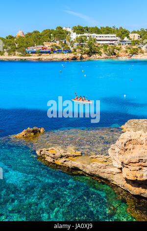 Isola di Ibiza, Spagna - 22 Maggio 2017: Turisti in canoa kayak sul mare blu acqua di Cala Portinatx bay, isola di Ibiza, Spagna. Foto Stock