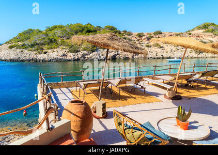 CALA PORTINATX, isola di Ibiza - Maggio 22, 2017: Coastal ristorante terrazza che si affaccia su Cala Portinatx bay, isola di Ibiza, Spagna. Foto Stock