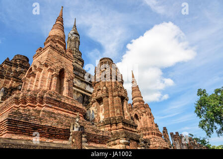 Antica cappella di mattoni sotto il cielo blu di Wat Maha That tempio di Sukhothai Historical Park è una vecchia capitale e il famoso punto di riferimento di Sukhothai Provin Foto Stock