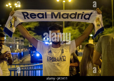 Madrid, Spagna. Il 3 giugno, 2017. Real Madrid fan celebra il 12 Champions League titolo di Madrid in Spagna. Credito: Marcos del Mazo/Alamy Live News Foto Stock