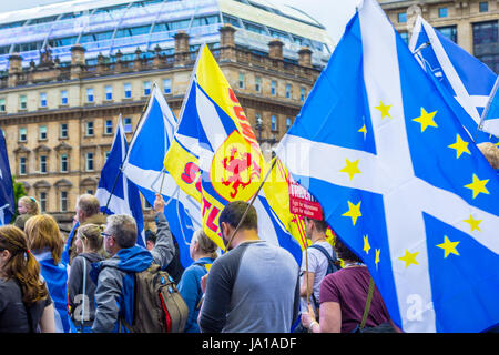 Glasgow, Scotland, Regno Unito. Il 3 giugno, 2017. Dimostrazione di indipendenza della Scozia, Glasgow Scozia, 3 giugno, 2017 vi erano circa 20 000 persone marciando a sostegno dell indipendenza della Scozia lungo le strade principali di Glasgow, dirigendosi verso Glasgow Green. Credito: Malgorzata Larys/Alamy Live News Foto Stock
