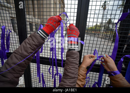 Buenos Aires, Argentina. Il 3 giugno, 2017. Le persone che si preparano per un Ni n.a. Menos (non uno di meno) marzo per protestare contro femicides e la violenza contro le donne in Buenos Aires, Argentina. La prima dimostrazione è stata organizzata da gruppi femministi e movimenti sociali nel 2015. Credito: Anton Velikzhanin/Alamy Live News Foto Stock