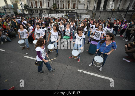 Buenos Aires, Argentina. Il 3 giugno, 2017. Persone che svolgono durante una Ni n.a. Menos (non uno di meno) marzo per protestare contro femicides e la violenza contro le donne in Buenos Aires, Argentina. La prima dimostrazione è stata organizzata da gruppi femministi e movimenti sociali nel 2015. Credito: Anton Velikzhanin/Alamy Live News Foto Stock
