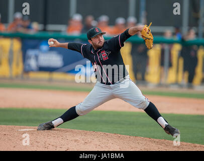 Long Beach, CA. 03 Giugno, 2017. San Diego State bricco (14) CJ Saylor piazzole 4 2/3 inning di shutout di rilievo con quattro strike outs durante la lunga spiaggia gioco regionale tra il San Diego State gli Aztechi e la UCLA Bruins al campo di Blair a Long Beach, California. SDSU sconfitto UCLA 3-2.(Credito: Juan Lainez/MarinMedia.org/Cal Sport Media) Credito: csm/Alamy Live News Foto Stock