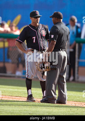 Long Beach, CA. 03 Giugno, 2017. San Diego State head coach Mark Martinez domande gazzetta durante la lunga spiaggia gioco regionale tra il San Diego State gli Aztechi e la UCLA Bruins al campo di Blair a Long Beach, California. SDSU sconfitto UCLA 3-2.(Credito: Juan Lainez/MarinMedia.org/Cal Sport Media) Credito: csm/Alamy Live News Foto Stock