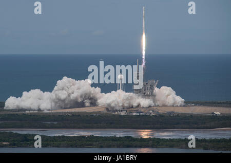 Cape Canaveral, in Florida, Stati Uniti d'America. 03 Giugno, 2017. La SpaceX Falcon 9, a razzo con il Drago a bordo veicolo spaziale, lancia dal tampone 39a in corrispondenza di NASA Kennedy Space Center di Cape Canaveral, in Florida, Sabato, 3 giugno 2017. Dragon sta portando quasi 6.000 libbre di scienza ricerca, equipaggio di materiali di consumo e di hardware per la Stazione Spaziale Internazionale a sostegno della spedizione 52 e 53 membri di equipaggio. Il trunk non pressurizzato del veicolo spaziale sarà anche il trasporto dei pannelli solari, strumenti per l'osservazione della terra e di attrezzature per lo studio di stelle di neutroni. Foto Stock