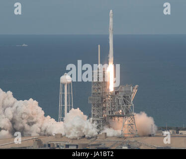 Cape Canaveral, in Florida, Stati Uniti d'America. 03 Giugno, 2017. La SpaceX Falcon 9, a razzo con il Drago a bordo veicolo spaziale, lancia dal tampone 39a in corrispondenza di NASA Kennedy Space Center di Cape Canaveral, in Florida, Sabato, 3 giugno 2017. Dragon sta portando quasi 6.000 libbre di scienza ricerca, equipaggio di materiali di consumo e di hardware per la Stazione Spaziale Internazionale a sostegno della spedizione 52 e 53 membri di equipaggio. Il trunk non pressurizzato del veicolo spaziale sarà anche il trasporto dei pannelli solari, strumenti per l'osservazione della terra e di attrezzature per lo studio di stelle di neutroni. Foto Stock