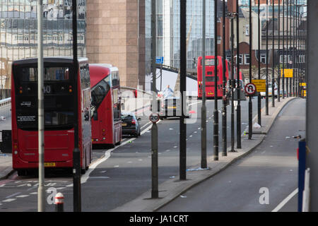 Londra, Regno Unito. Il 4 giugno, 2017. La polizia e la scena del crimine ufficiali esaminare il sito del London Bridge terrore attentato del 3 giugno 2017. Credito: Immagini vibranti/Alamy Live News Foto Stock