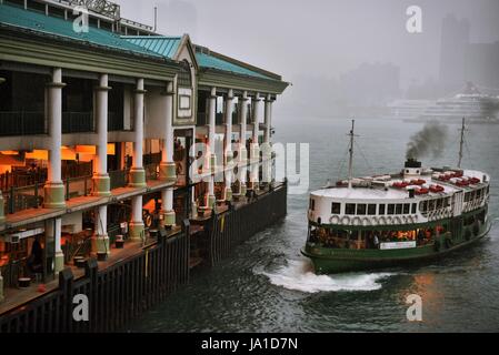 Hong Kong, Cina. Xii Apr, 2017. Una barca di traghetto Star arriva presso il molo nel centro di Hong Kong, Cina del Sud, 12 aprile 2017. Luglio 1, 2017 ricorre il ventesimo anniversario di il ritorno di Hong Kong alla madrepatria. Credito: Wang Xi/Xinhua/Alamy Live News Foto Stock