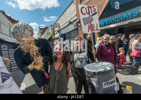 Maidenhead, Regno Unito. Il 3 giugno 2017. Le persone disabili contro i tagli () DPAC manifestanti in High St in Theresa Maggio sua circoscrizione contro il governo Tory, il primo al mondo ad essere trovato colpevole di gravi e sistematiche violazioni dei i diritti umani delle persone disabili da parte delle Nazioni Unite. I tagli che hanno fatto fin dal 2010 hanno avuto 9 volte l'impatto sulle persone disabili come su qualsiasi altro gruppo, 19 volte più di quelli con il più alto le esigenze di supporto. Dire DPAC Tory politiche siano heartless e stanno morendo di fame, isolando e infine uccidere i disabili. Credito: ZUMA Press, Inc./Alamy Live News Foto Stock