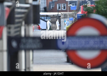 London Bridge, Londra, Regno Unito. Il 4 giugno, 2017. Vitalfarco offficers sul Ponte di Londra. Credito: Matteo Chattle/Alamy Live News Foto Stock
