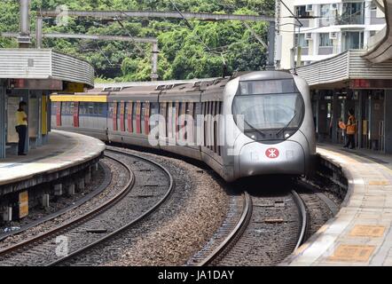 Hong Kong, Cina. Il 12 maggio 2017. Un treno della metropolitana della Ferrovia Orientale la linea arriva in corrispondenza della stazione di università di Hong Kong, Cina del Sud, 12 maggio 2017. Luglio 1, 2017 ricorre il ventesimo anniversario di il ritorno di Hong Kong alla madrepatria. Credito: Wang Xi/Xinhua/Alamy Live News Foto Stock