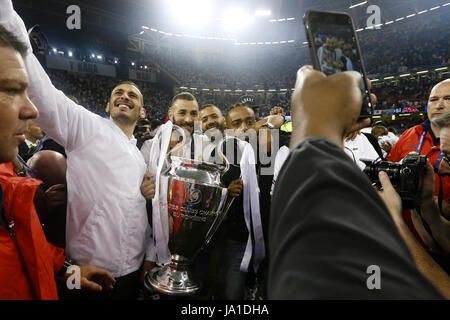 Cardiff, Galles, UK. 03 Giugno, 2017. Karim Benzema (9) del Real Madrid Madrid playerReal giocatori festeggiare la vittoria con la loro familyUCL Champions League tra Juventus vs Real Madrid presso lo stadio nazionale del Galles, Cardiff, 3 giugno 2017 . Credito: Gtres Información más Comuniación on line,S.L./Alamy Live News Foto Stock