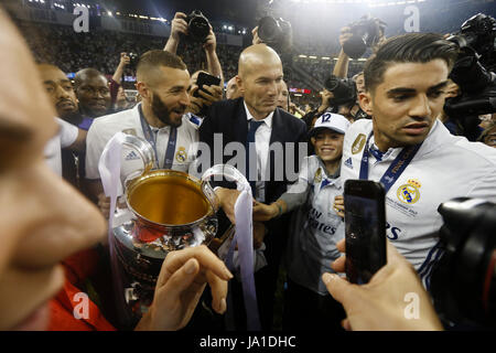 Cardiff, Galles, UK. 03 Giugno, 2017. Karim Benzema (9) del Real Madrid Madrid playerReal giocatori festeggiare la vittoria con la loro familyZinedine Zidane allenatore del Real Madrid UCL Champions League tra Juventus vs Real Madrid presso lo stadio nazionale del Galles, Cardiff, 3 giugno 2017 . Credito: Gtres Información más Comuniación on line,S.L./Alamy Live News Foto Stock