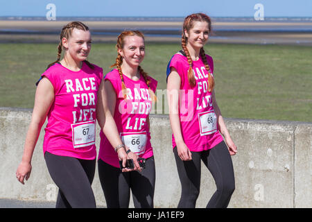 Southport, Merseyside, 4 giugno, 2017. Gara per la vita guide UK vestito in rosa per il cancro evento di beneficenza. Migliaia di donne nella lotta contro il cancro una delle centinaia di corsa per la Vita raccolta fondi gli eventi che si svolgono in tutto il Regno Unito. Oltre 620 donne, jogging, la corsa e la camminata in Southport reso un ultimo minuto dash per prendere parte in Cancer Research UK 5K e 10K carità fund raising in esecuzione evento. Il denaro raccolto aiuterà Cancer Research UK gli scienziati a trovare nuovi modi per trattare il cancro e salvare più vite. Foto Stock