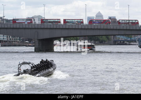 Londra, Regno Unito. Il 4 giugno, 2017. Una barca di polizia naviga verso London Bridge con vuoto autobus rossi dopo l attacco terroristico Credito: amer ghazzal/Alamy Live News Foto Stock