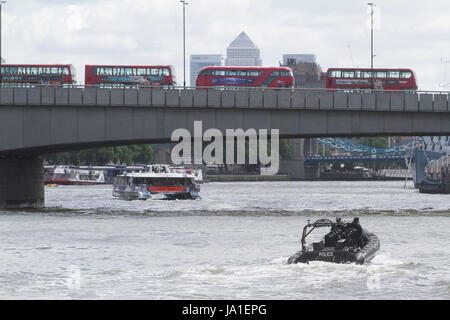 Londra, Regno Unito. Il 4 giugno, 2017. Una barca di polizia naviga verso London Bridge con vuoto autobus rossi dopo l attacco terroristico Credito: amer ghazzal/Alamy Live News Foto Stock