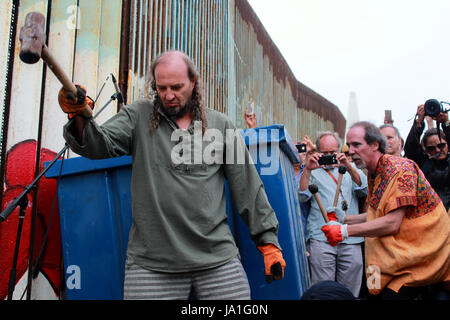 Tijuana, Messico. Il 3 giugno, 2017. Batteristi messicano Jose Navarro Noriega (l) e Luis Miguel Costero eseguire al confine tra Usa e Messico in Tijuana, Messico, 3 giugno 2017. Numerosi musicisti hanno protestato l isolamento e il nazionalismo con un concerto presso la frontiera tra Messico e Stati Uniti. Foto: Luis Angel Garcia/dpa/Alamy Live News Foto Stock