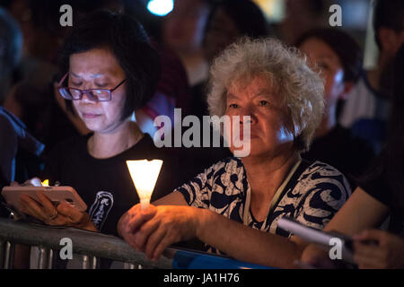 Hong Kong, Hong Kong, Cina. Il 4 giugno, 2017. 1000's girare fuori per la ventottesima piazza Tiananmen veglia funebre in memoria di Hong Kong.Una veglia a lume di candela è tenuto in Victoria Park, la Causeway Bay di Hong Kong, per ricordare il 4 Giugno il giorno della repressione delle manifestazioni di protesta a Pechino nel 1989. © Jayne Russell. Credito: Jayne Russell/ZUMA filo/Alamy Live News Foto Stock