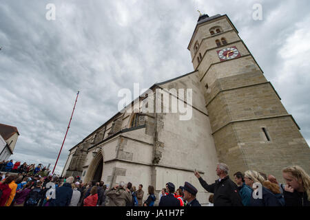 Bogen, Germania. Il 4 giugno, 2017. I pellegrini portano un 13 metri di lunghezza e 50 chilogrammo pesante tronco di abete rosso avvolto in cera rossa da Holzkirchen lungo una 75 km lungo la via per la chiesa di pellegrinaggio sulla montagna Bogenberg a Bogen, Germania, il 4 giugno 2017. Il pellegrinaggio di candela ("Kerzenwallfahrt'), che richiede un sacco di forza e abilità, è basato su un voto a partire dal 1492. Allora i residenti di Holzkirchen pregato per la Madre di Dio quando la regione è stata afflitta da scolitidi e tempeste. Foto: Armin Weigel/dpa/Alamy Live News Foto Stock