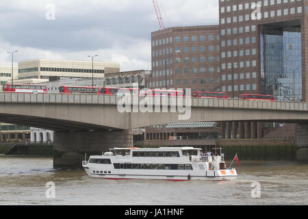 Londra REGNO UNITO. Il 4 giugno 2017. Una gita in barca sotto il ponte di Londra con vuoto red double decker bus dopo il London Bridge e di Borough Market attacchi terroristici Foto Stock
