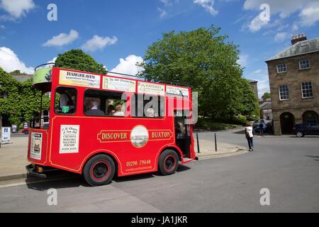 Buxton, Regno Unito. Il 4 giugno, 2017. Blue Skies over Buxton, Derbyshire come il clima caldo continua. Scopri Buxton tour bus che è un latte convertito galleggiante. Credito: Keith Larby/Alamy Live News Foto Stock