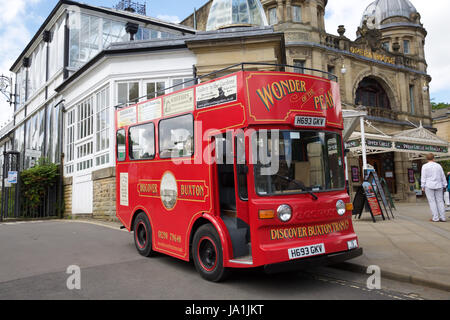 Buxton, Regno Unito. Il 4 giugno, 2017. Blue Skies over Buxton, Derbyshire come il clima caldo continua. Scopri Buxton tour bus che è un latte convertito galleggiante. Credito: Keith Larby/Alamy Live News Foto Stock