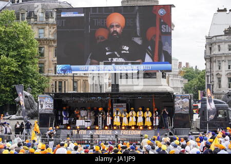 Un giorno dopo il terrorista di Londra attaccare, sikh si radunano in Trafalgar Square per commemorare il massacro al Tempio d'oro nel 1984 Foto Stock