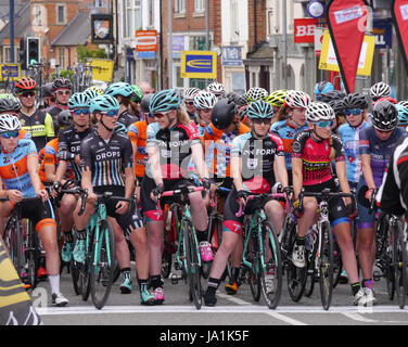 Melton Mowbray, Regno Unito. 04 Giugno, 2017. I concorrenti nel 2017 Donna CiCLE Classic Cycle Race in attesa sulla linea di partenza in Sherrard Street, Melton Mowbray, Inghilterra, Regno Unito. 04 Giugno 2017: Credito Photimageon/Alamy Live News Foto Stock