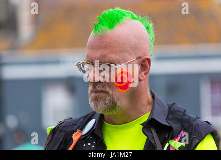 Weymouth Dorset, Regno Unito. Il 4 giugno, 2017. Wessex festival folk di Weymouth Folk Festival. Meteo dello scambiatore di calore per la Morris ballerini e altri artisti, come greggi testa a Weymouth per il festival. Borderline Morris ballerini Credito: Carolyn Jenkins/Alamy Live News Foto Stock