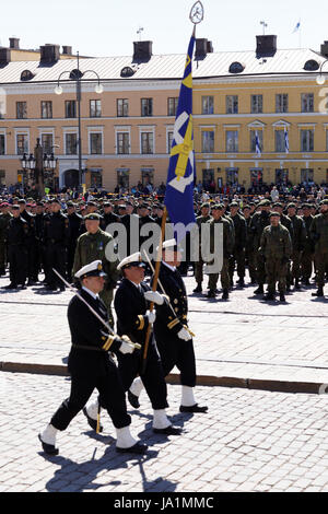 Helsinki, Finlandia. Il 4 giugno, 2017. Bandiera della Marina militare svolto presso la Piazza del Senato Credito: Hannu Mononen/Alamy Live News Foto Stock