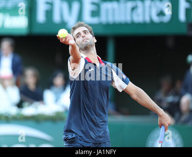 Lo spagnolo giocatore di tennis Albert Ramos Vinolas è in azione durante la sua partita nel terzo round della ATP Open di Francia del Roland Garros vs tennista serbo Novak Djokovic su giu 4, 2017 a Parigi, Francia. - ©Yan Lerval/Alamy Live News Foto Stock