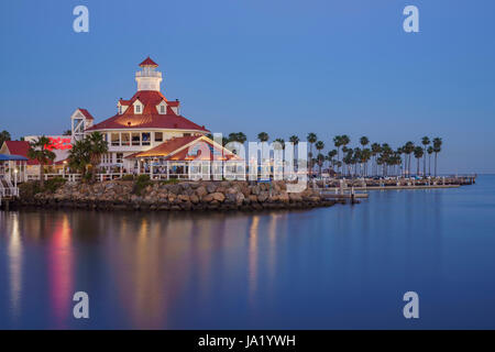 Long Beach, 1 maggio: splendido skyline e la scena notturna il 1 maggio 2017 alla Rainbow Harbour, Long Beach, California, U.S.A. Foto Stock