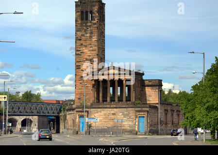 Gorbals Glasgow nuove viste con la città sullo sfondo il commento sociale con i giovani in primo piano famiglia Foto Stock