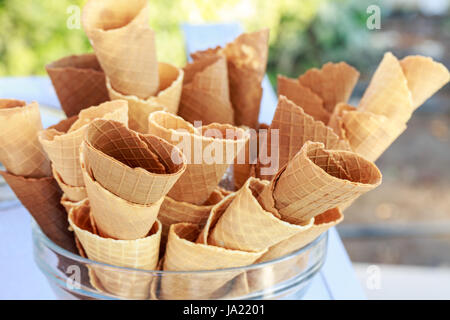 Waffle coni di gelato nel contenitore in vetro Foto Stock