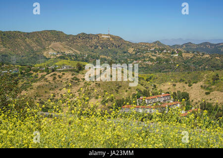 Los Angeles, Apr 12: Hollywood Sign e la Montagna da Hollywood Bowl si affacciano il Apr 12, 2017 a Los Angeles in California Foto Stock