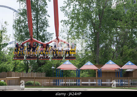 Ampia oscillazione presso il parco di divertimenti Foto Stock