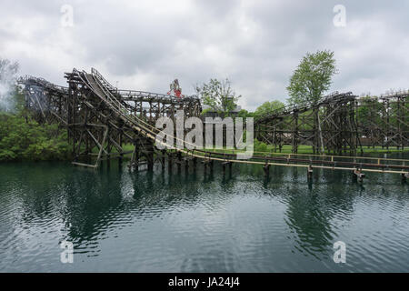 Montagne russe in legno sopra il pittoresco lago Foto Stock