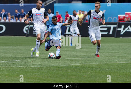 New York, Stati Uniti. 03 Giugno, 2017. Maximiliano Moralez (10) di NYC FC controlla la sfera durante il gioco MLS contro Philadelphia europea al Yankee Stadium, NYCFC ha vinto 2 - 1 Credito: Lev Radin/Pacific Press/Alamy Live News Foto Stock