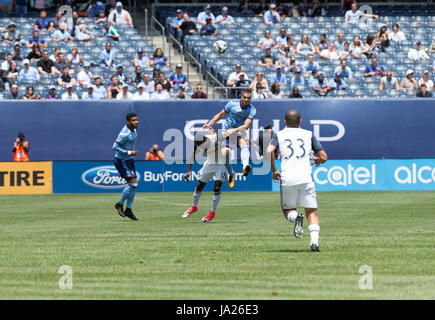 New York, Stati Uniti. 03 Giugno, 2017. Maxime Chanot (4) di NYC FC & CJ Sapong (17) di unione di Philadelphia lotta per la sfera durante il gioco MLS a Yankee Stadium, NYCFC ha vinto 2 - 1 Credito: Lev Radin/Pacific Press/Alamy Live News Foto Stock