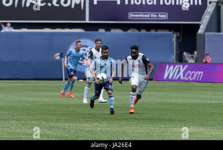 New York, Stati Uniti. 03 Giugno, 2017. Maximiliano Moralez (10) di NYC FC controlla la sfera durante il gioco MLS contro Philadelphia europea al Yankee Stadium, NYCFC ha vinto 2 - 1 Credito: Lev Radin/Pacific Press/Alamy Live News Foto Stock