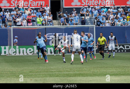 New York, Stati Uniti. 03 Giugno, 2017. Officina Fabinho (33) di unione di Philadelphia controlla la sfera durante il gioco MLS contro NYC FC presso Yankee Stadium, NYCFC ha vinto 2 - 1 Credito: Lev Radin/Pacific Press/Alamy Live News Foto Stock