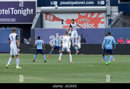 New York, Stati Uniti. 03 Giugno, 2017. Chris Ponzio (13) di unione di Philadelphia lotta per la sfera durante il gioco MLS contro NYC FC presso Yankee Stadium, NYCFC ha vinto 2 - 1 Credito: Lev Radin/Pacific Press/Alamy Live News Foto Stock