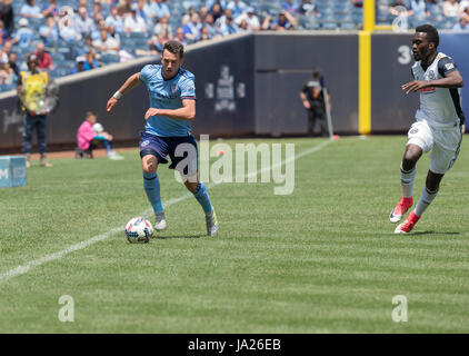 New York, Stati Uniti. 03 Giugno, 2017. Jack Harrison (11) di NYC FC controlla la sfera durante il gioco MLS contro Philadelphia europea al Yankee Stadium, NYCFC ha vinto 2 - 1 Credito: Lev Radin/Pacific Press/Alamy Live News Foto Stock