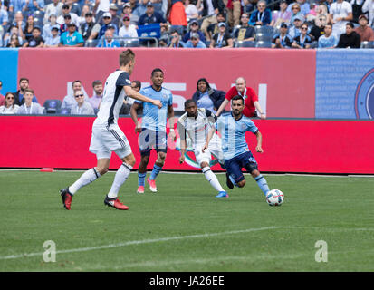 New York, Stati Uniti. 03 Giugno, 2017. Maximiliano Moralez (10) di NYC FC controlla la sfera durante il gioco MLS contro Philadelphia europea al Yankee Stadium, NYCFC ha vinto 2 - 1 Credito: Lev Radin/Pacific Press/Alamy Live News Foto Stock