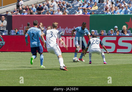 New York, Stati Uniti. 03 Giugno, 2017. Miguel Camargo (99) di NYC FC controlla la sfera durante il gioco MLS contro Philadelphia europea al Yankee Stadium, NYCFC ha vinto 2 - 1 Credito: Lev Radin/Pacific Press/Alamy Live News Foto Stock