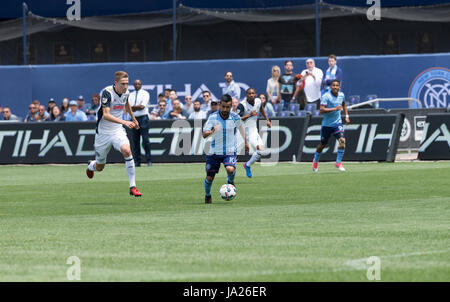 New York, Stati Uniti. 03 Giugno, 2017. Maximiliano Moralez (10) di NYC FC controlla la sfera durante il gioco MLS contro Philadelphia europea al Yankee Stadium, NYCFC ha vinto 2 - 1 Credito: Lev Radin/Pacific Press/Alamy Live News Foto Stock