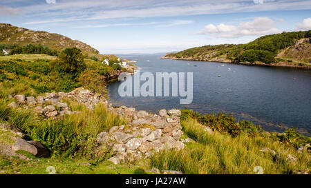 Cumuli di pietre contrassegnare le rovine di una piccola casa o un fienile, potenzialmente lasciati dai Giochi delle Highland, sopra Loch Beag, una piccola succursale di Loch torrido Foto Stock